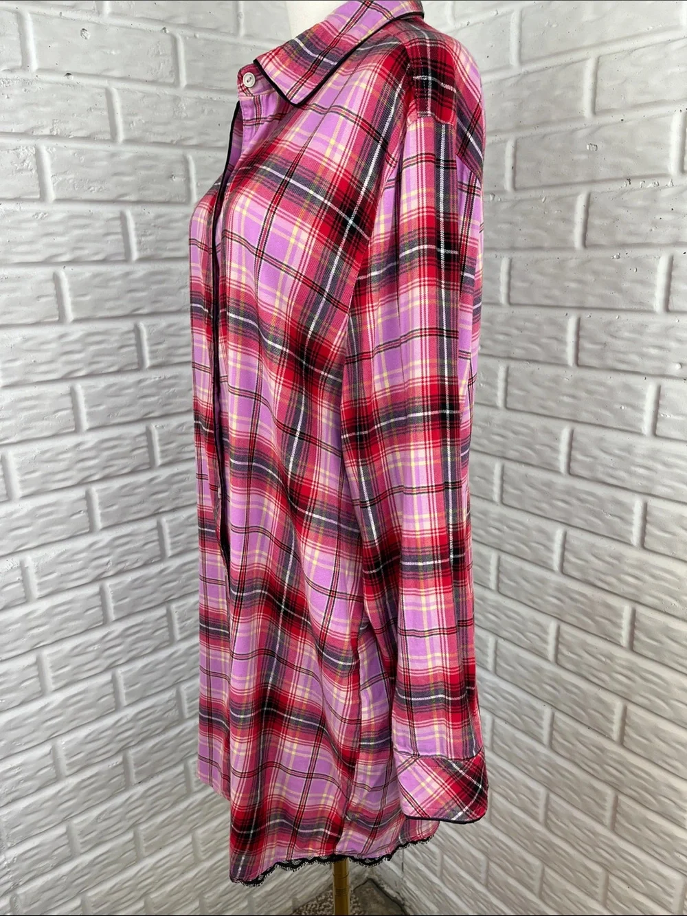 VICTORIA’S SECRET BUNDLE PLAID LONG SLEEP SHIRT SZ XL AND FUZZY SLIPPERS SZ MD